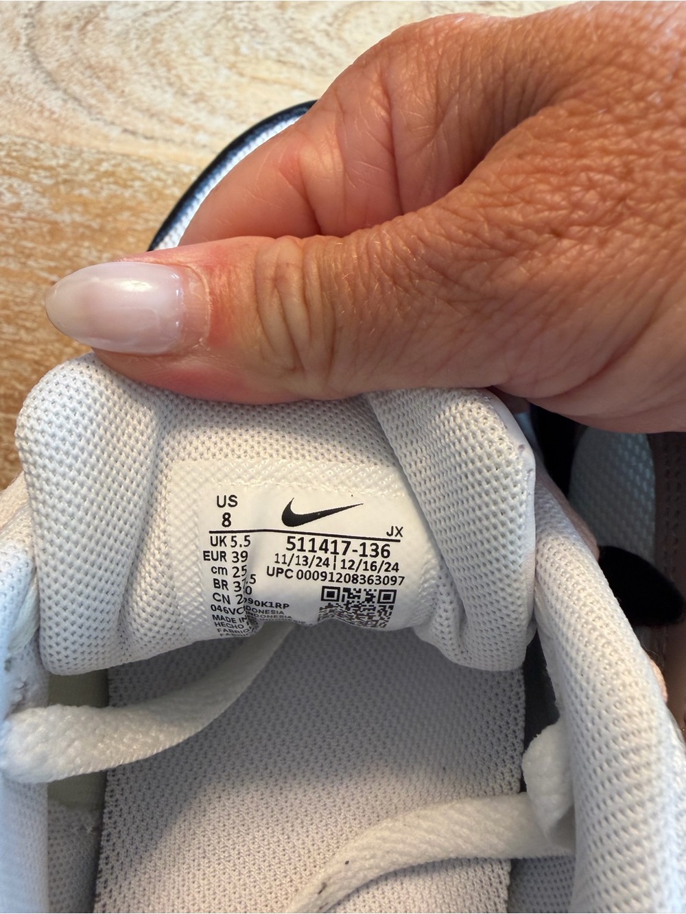 Nike Air Max Women’s White Sneakers with Black, Gray and Teal Accents - Picture 5 of 6